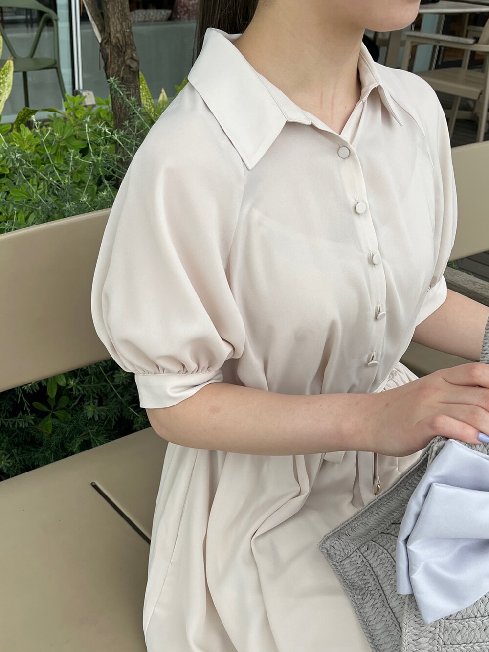 ホワイト系のワンピース、グレー系のトートバッグ、ホワイト系のサンダルを着用したレディースの夏コーディネートの4枚目の写真