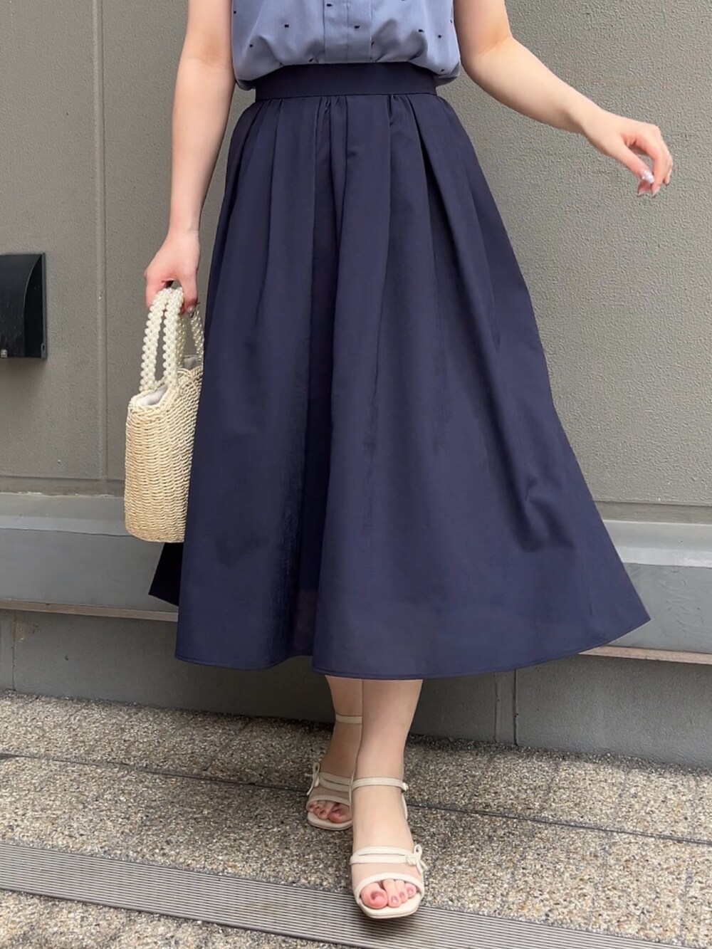 ブルー系のスカート、ブルー系のシャツ/ブラウスを着用したレディースの春コーディネートの5枚目の写真