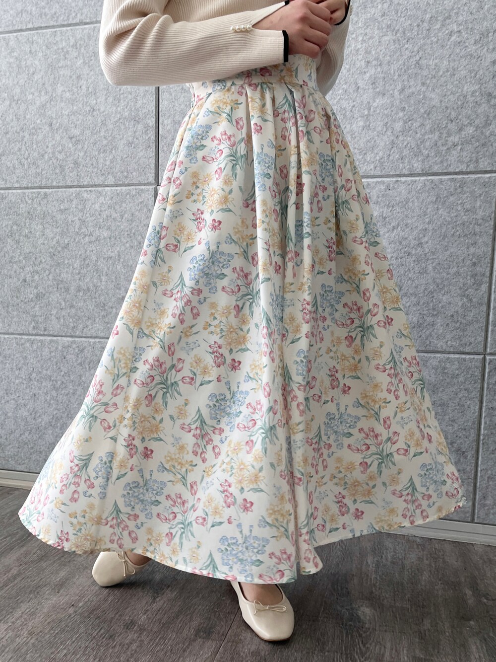 「ニット、春ニット、ビッグカラー、パール、スカート、花柄スカート、春コーデ、オトナ女子、ほめられ本命コーデ、淡色コーデ、オトナカワイイ、ワントーンコーデ、154cm、couture brooch、クチュールブローチ」｜「couture broochの【袖フェイクパールで華やか大人フェミニン】Bigカラーリブニット（ニット/セーター、ホワイト系）」を使った、aikaさん（骨格ウェーブ・レディース・154cm）の冬コーディネートの5枚目の写真