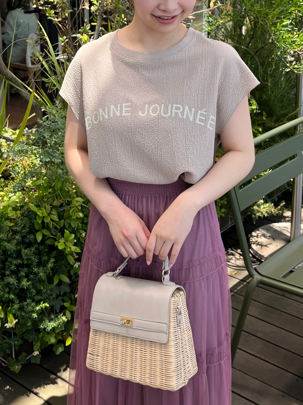 ベージュ系のTシャツ/カットソー、パープル系のスカート、グレー系のショルダーバッグを着用したレディースの夏コーディネートの4枚目の写真