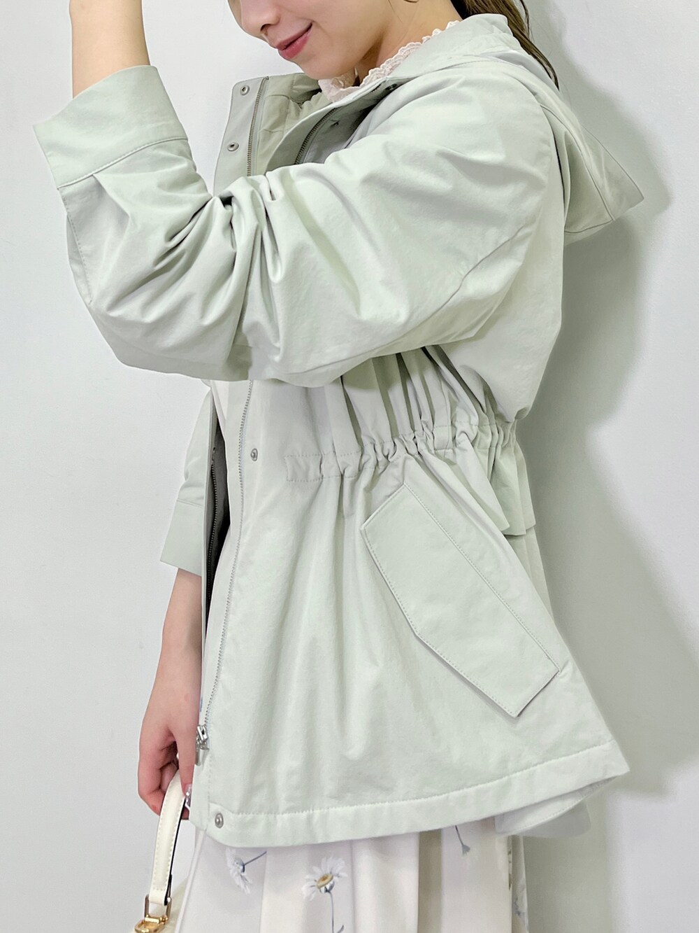 ホワイト系のシャツ/ブラウス、グリーン系のブルゾンを着用したレディースの冬コーディネートの4枚目の写真