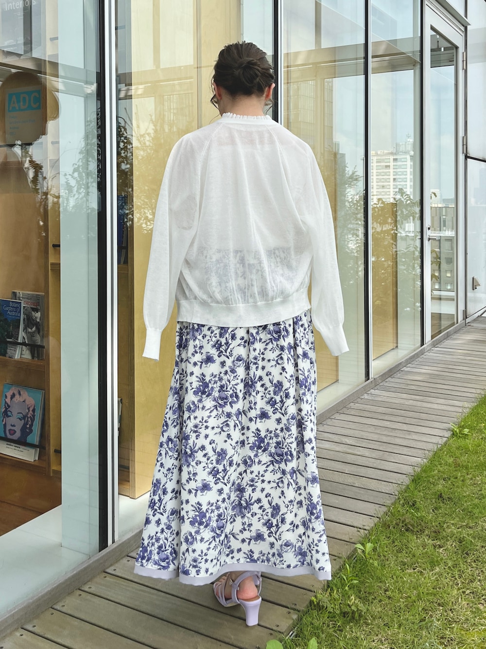 ホワイト系のカーディガン/ボレロ、ホワイト系のニット/セーター、ブルー系のスカートを着用したレディースの夏コーディネートの3枚目の写真