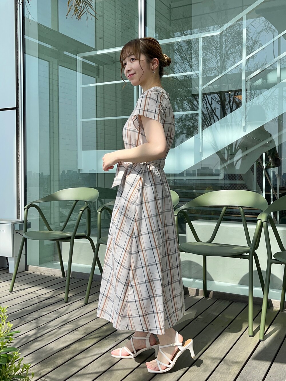 ベージュ系のワンピース、グレー系のショルダーバッグ、ホワイト系のサンダルを着用したレディースの春コーディネートの2枚目の写真