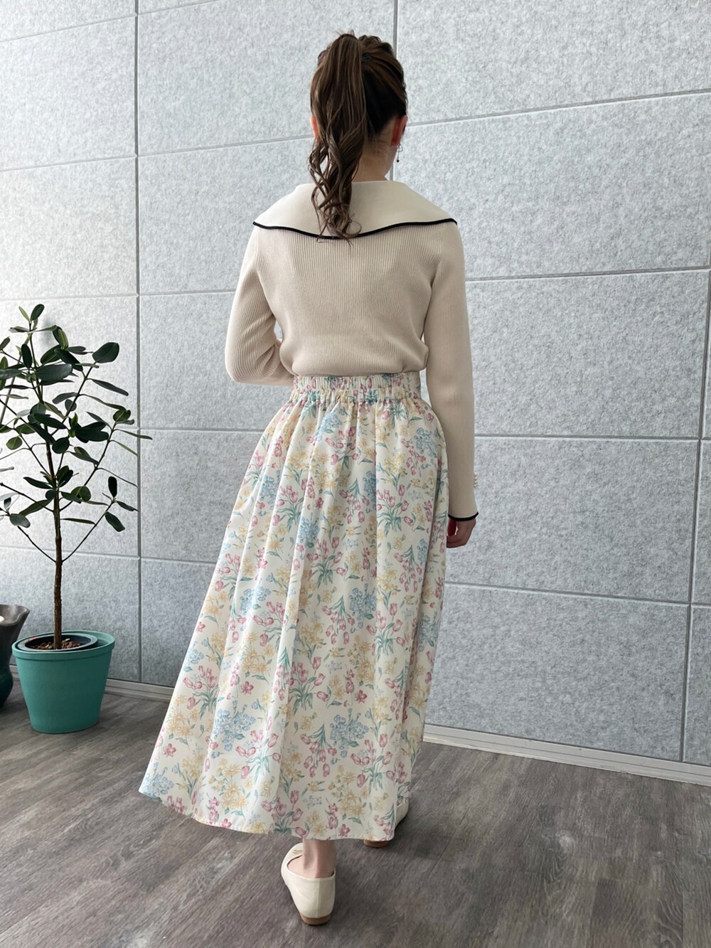 「ニット、春ニット、ビッグカラー、パール、スカート、花柄スカート、春コーデ、オトナ女子、ほめられ本命コーデ、淡色コーデ、オトナカワイイ、ワントーンコーデ、154cm、couture brooch、クチュールブローチ」｜「couture broochの【袖フェイクパールで華やか大人フェミニン】Bigカラーリブニット（ニット/セーター、ホワイト系）」を使った、aikaさん（骨格ウェーブ・レディース・154cm）の冬コーディネートの3枚目の写真
