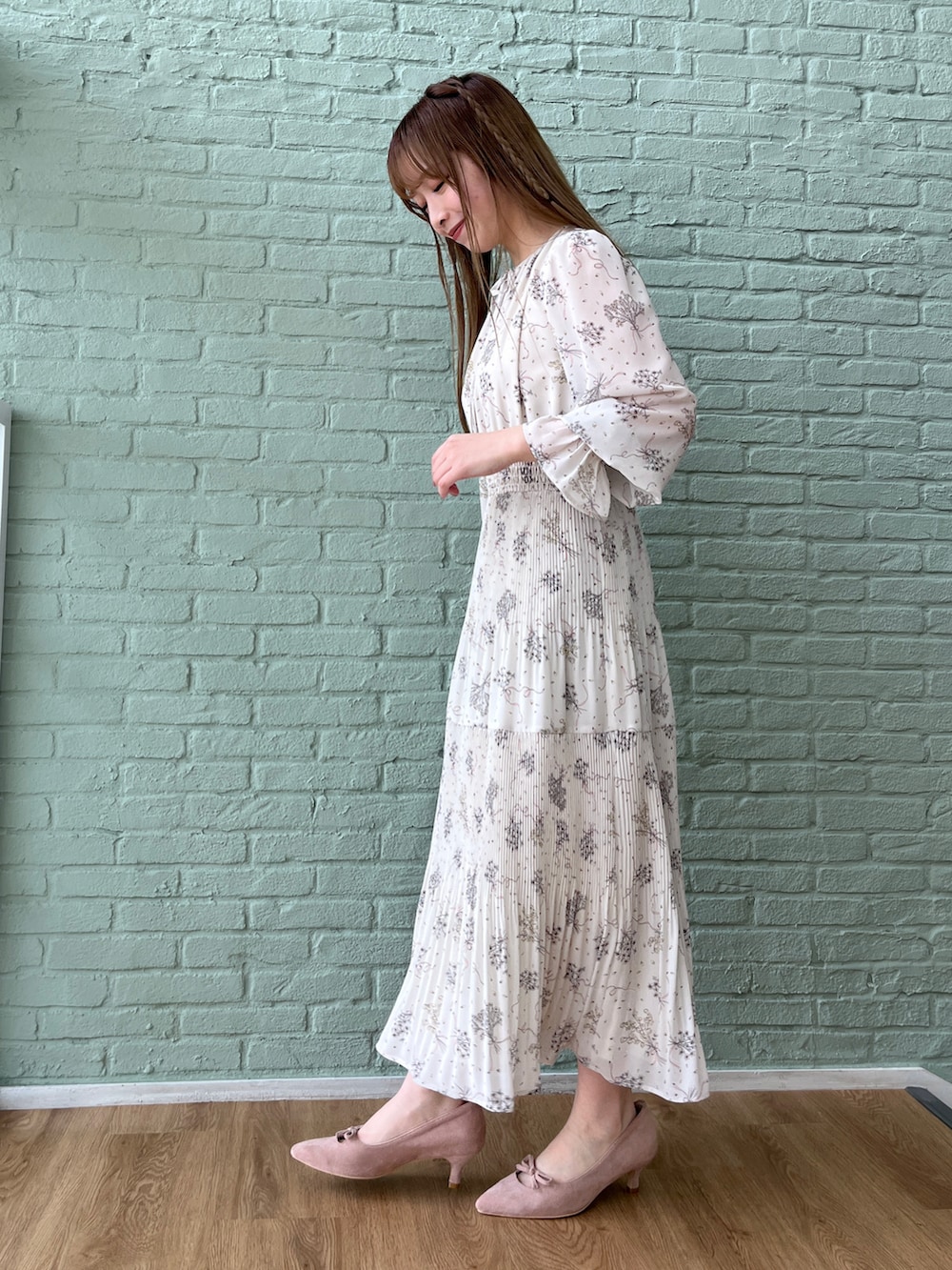 ベージュ系のワンピースを着用したレディースの冬コーディネートの2枚目の写真