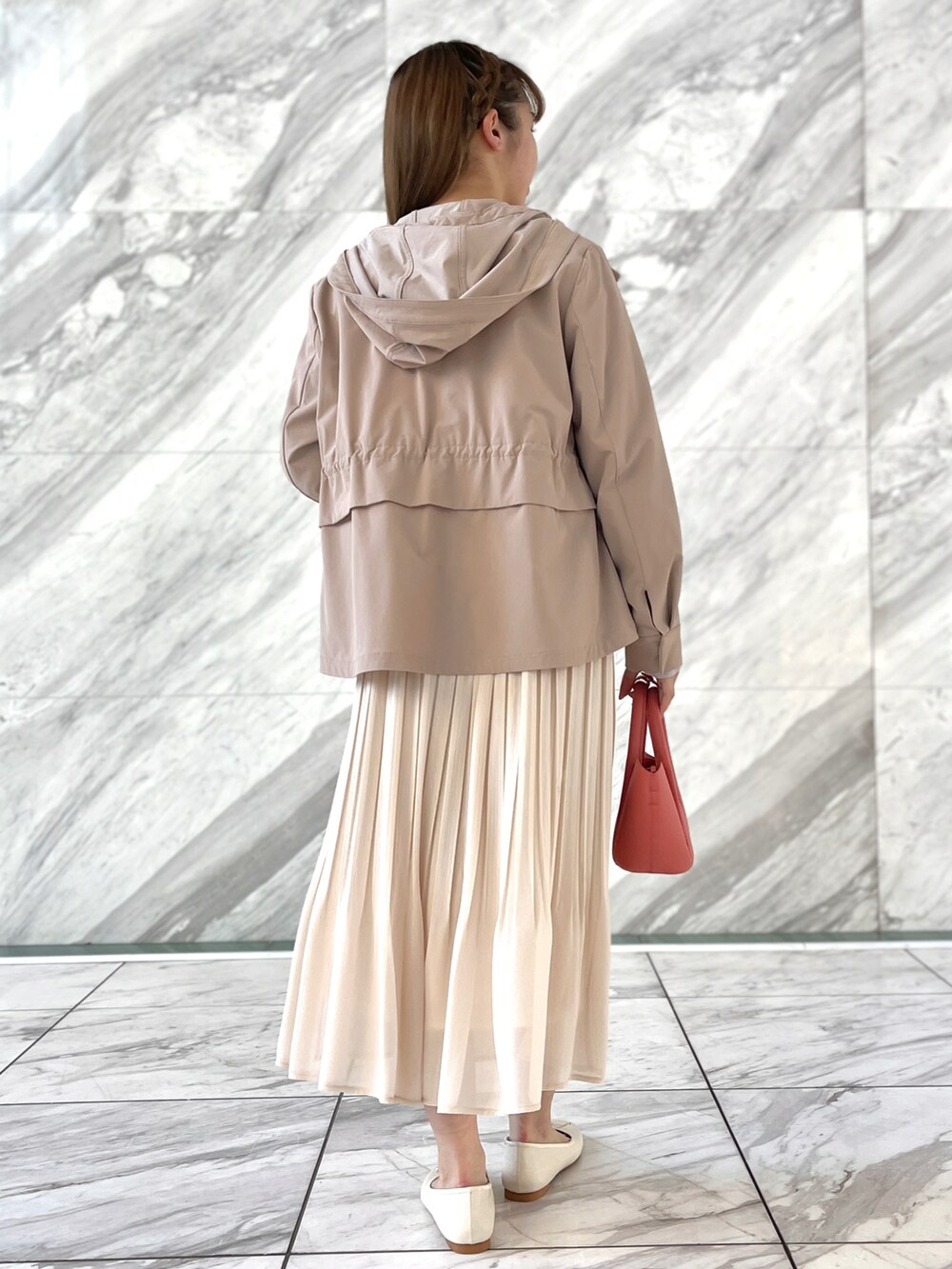 ピンク系のニット/セーター、ピンク系のブルゾン、ホワイト系のスカートを着用したレディースの冬コーディネートの3枚目の写真