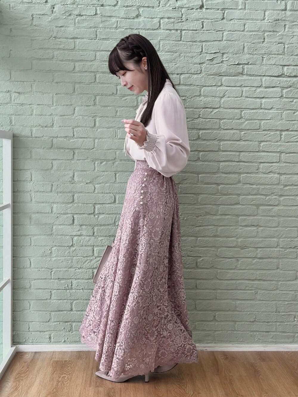 ピンク系のスカート、グレー系のシャツ/ブラウスを着用したレディースの秋コーディネートの2枚目の写真