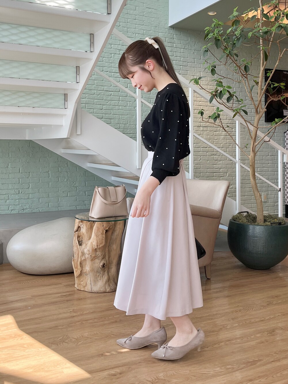 ブラック系のニット/セーターを着用したレディースの冬コーディネートの2枚目の写真