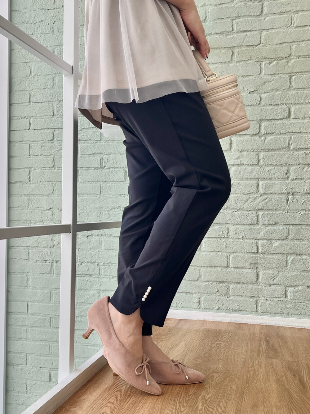 グレー系のチュニック、ブルー系のその他パンツ、ホワイト系のショルダーバッグを着用したレディースの夏コーディネートの5枚目の写真