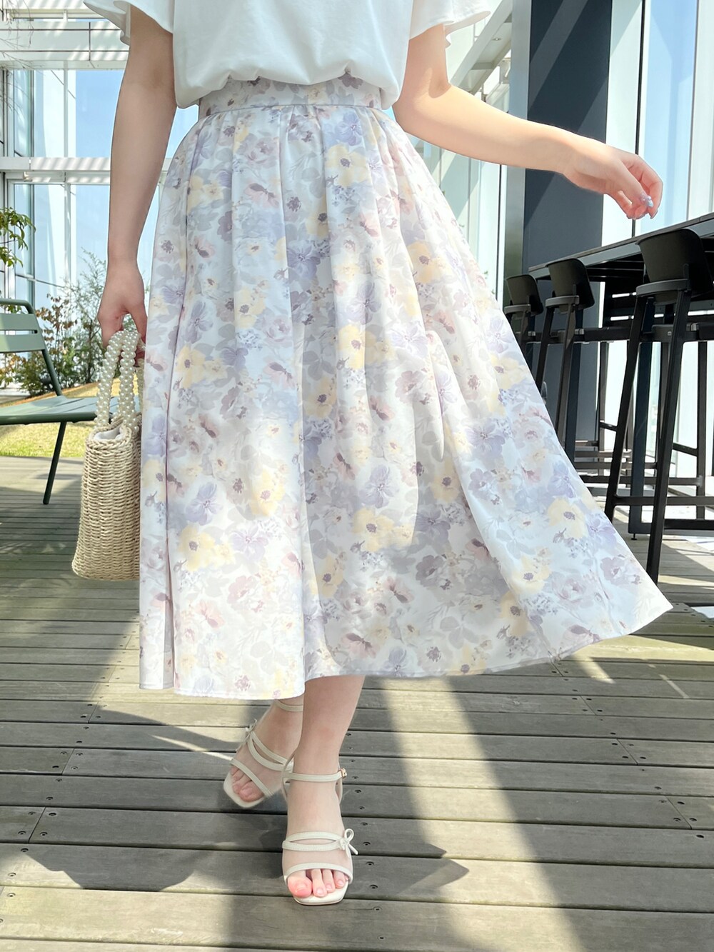 ホワイト系のスカート、ホワイト系のTシャツ/カットソーを着用したレディースの春コーディネートの5枚目の写真