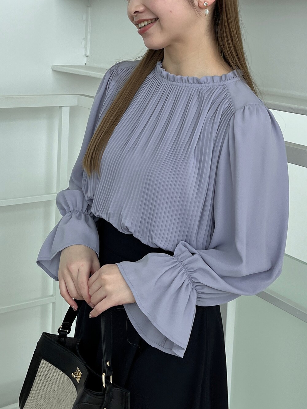 ブルー系のシャツ/ブラウス、ブルー系のスカートを着用したレディースの春コーディネートの4枚目の写真