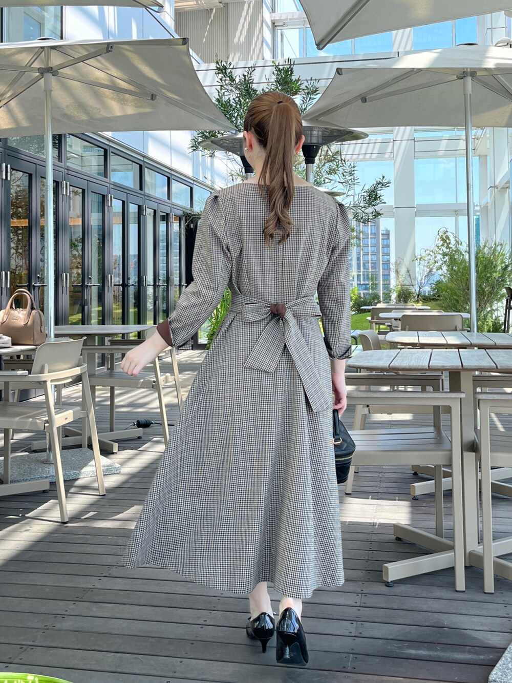 ベージュ系のワンピースを着用したレディースの秋コーディネートの3枚目の写真