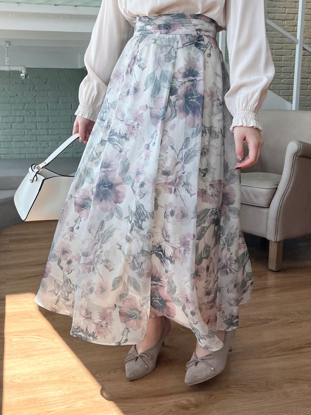 ホワイト系のシャツ/ブラウス、ベージュ系のスカートを着用したレディースの冬コーディネートの5枚目の写真