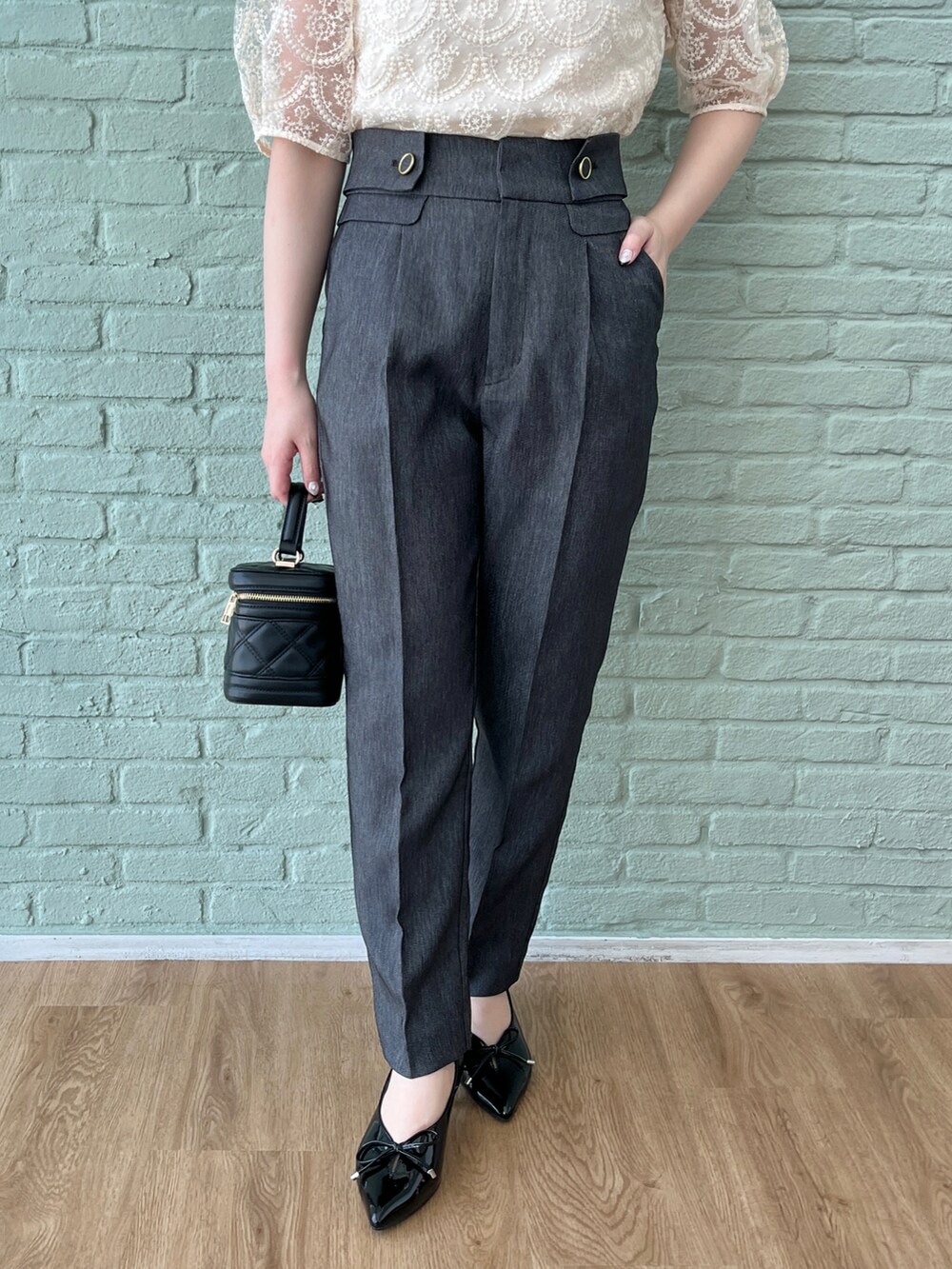 ホワイト系のTシャツ/カットソー、ブラック系のショルダーバッグ、ブラック系のその他パンツを着用したレディースの夏コーディネートの5枚目の写真