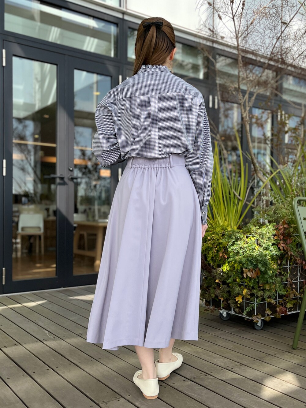 ブラック系のシャツ/ブラウス、ブルー系のスカート、ブラック系のショルダーバッグを着用したレディースの冬コーディネートの3枚目の写真