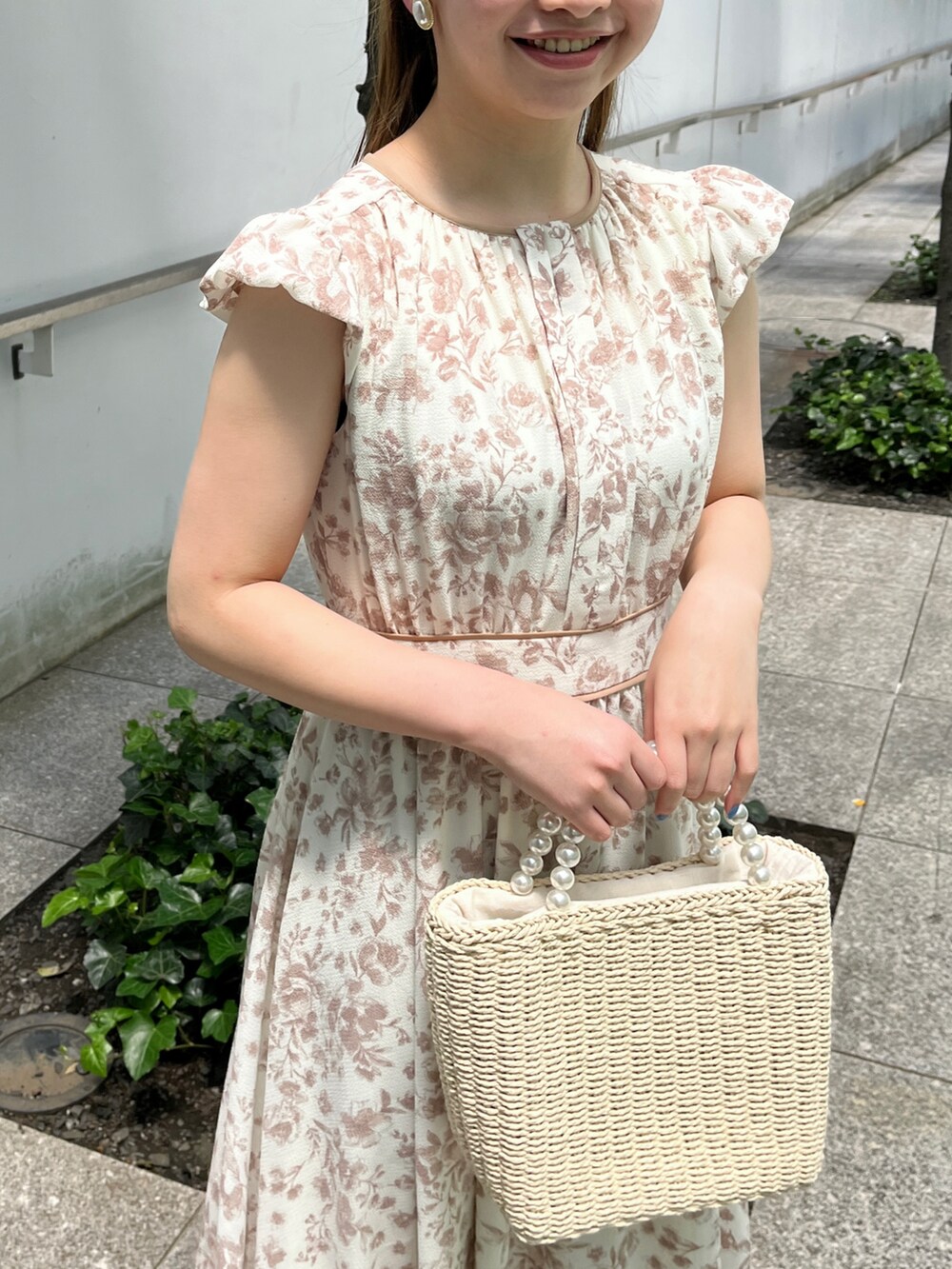 「couture brooch、クチュールブローチ、プチプラ、低身長、154cm、骨格ウェーブ、初夏コーデ、ワンピース、トワルドジュイ、花柄、花柄ワンピース、休日スタイル、デート」｜「couture broochのトワルドジュイライク 配色ラインドレス（ワンピース、ベージュ系）」を使った、aikaさん（骨格ウェーブ・レディース・154cm）の春コーディネートの4枚目の写真