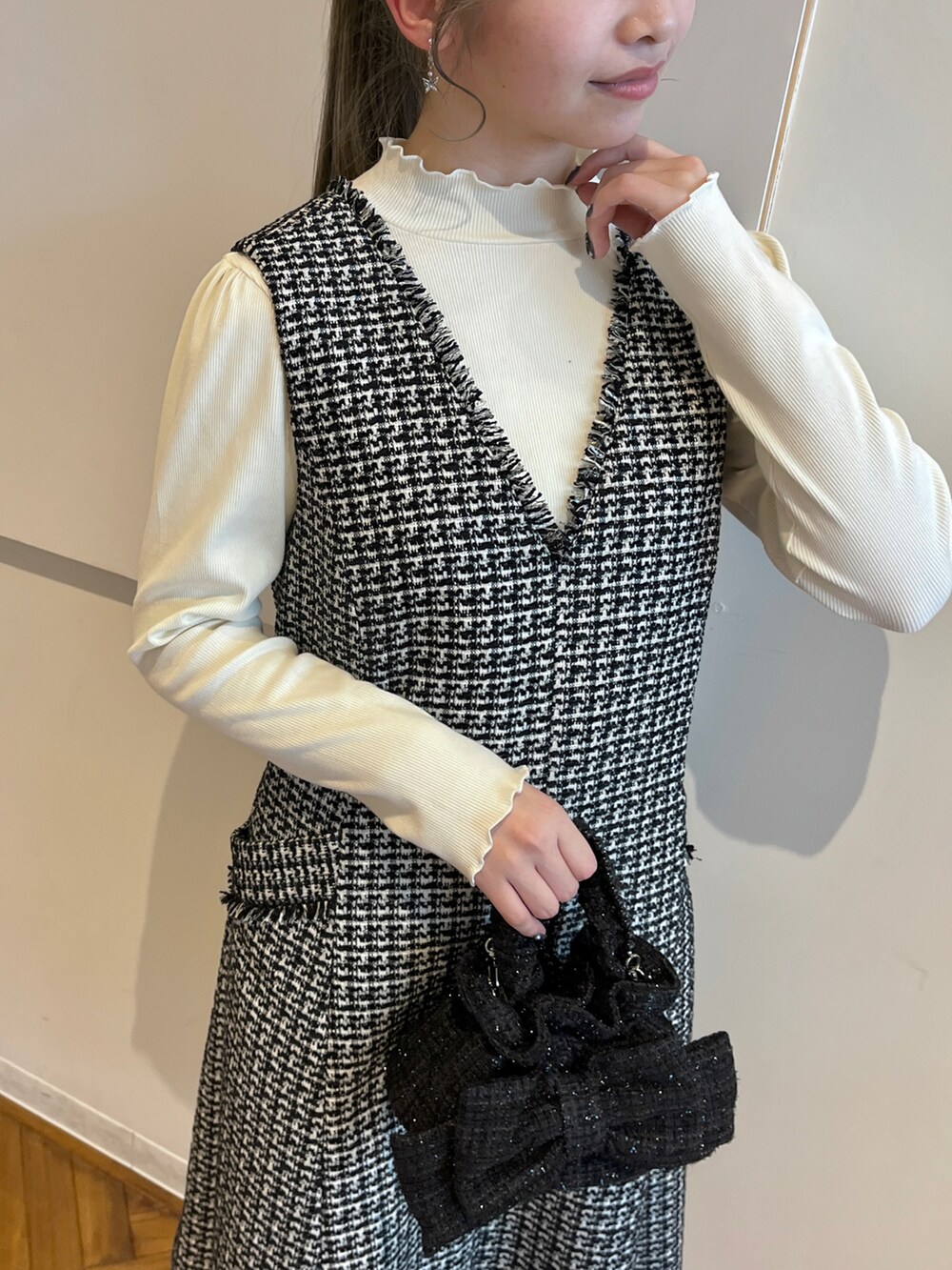 ホワイト系のTシャツ/カットソー、ブラック系のワンピースを着用したレディースの秋コーディネートの4枚目の写真