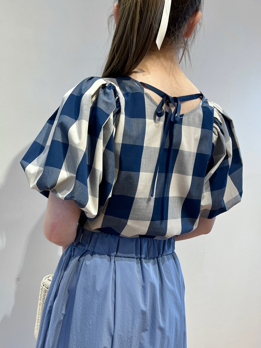 ブルー系のシャツ/ブラウス、ブルー系のスカート、シルバー系のパンプスを着用したレディースの春コーディネートの5枚目の写真