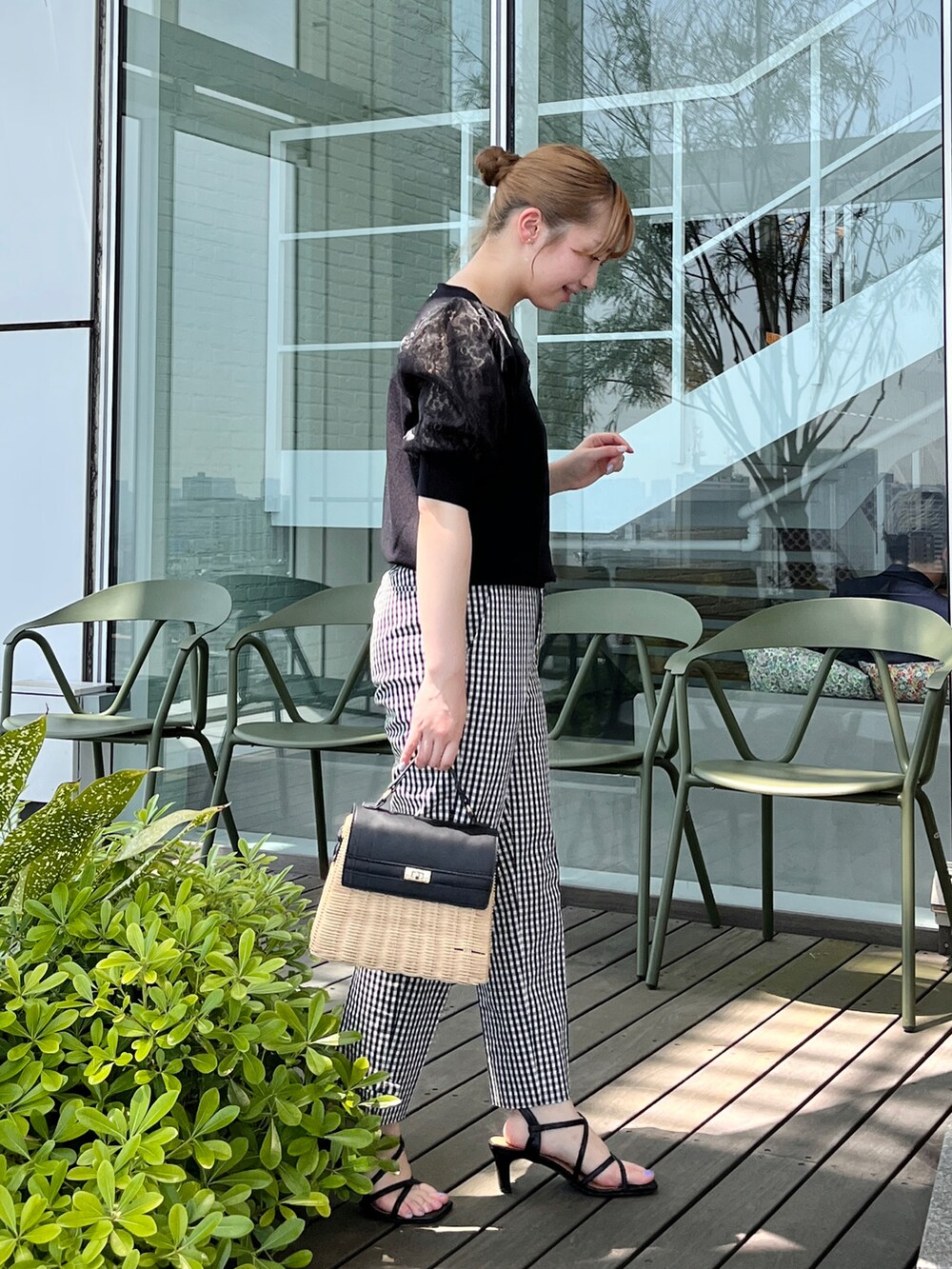 ブラック系のニット/セーター、ブラック系のその他パンツ、ブラック系のショルダーバッグを着用したレディースの夏コーディネートの2枚目の写真