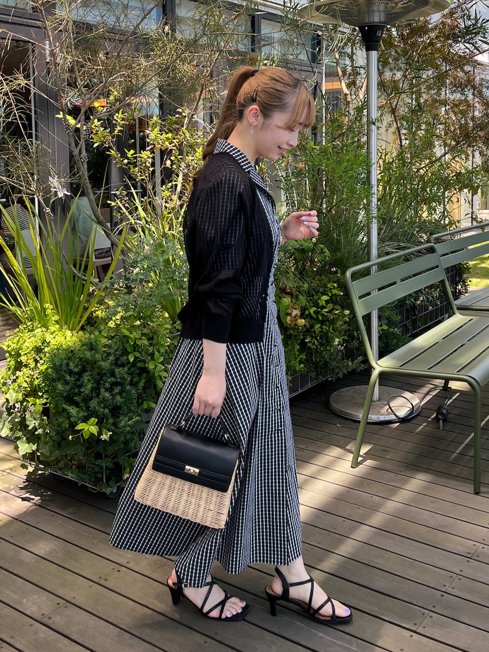 ブラック系のカーディガン/ボレロ、ブラック系のショルダーバッグ、ブラック系のサンダルを着用したレディースの夏コーディネートの2枚目の写真