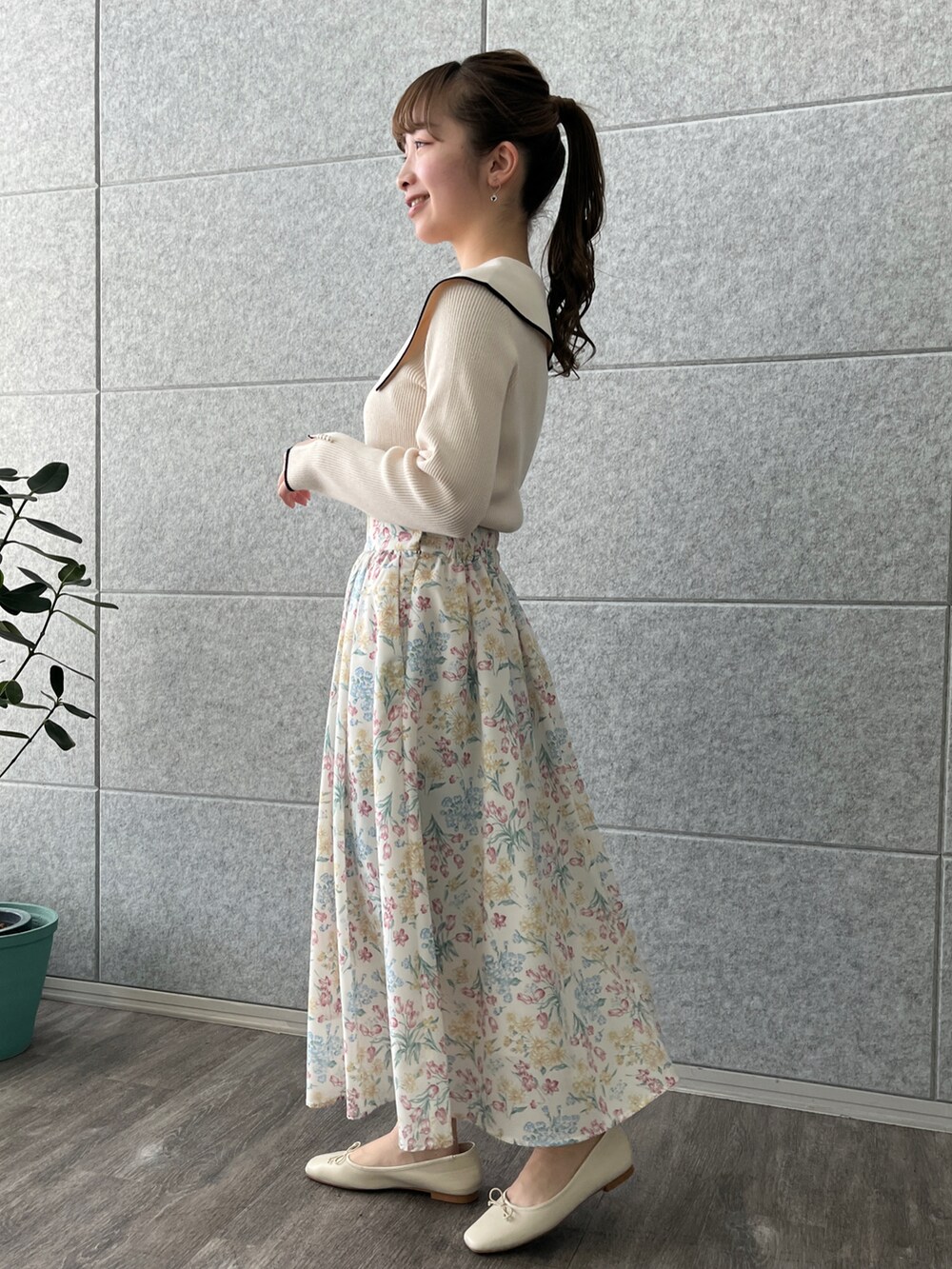 「ニット、春ニット、ビッグカラー、パール、スカート、花柄スカート、春コーデ、オトナ女子、ほめられ本命コーデ、淡色コーデ、オトナカワイイ、ワントーンコーデ、154cm、couture brooch、クチュールブローチ」｜「couture broochの【袖フェイクパールで華やか大人フェミニン】Bigカラーリブニット（ニット/セーター、ホワイト系）」を使った、aikaさん（骨格ウェーブ・レディース・154cm）の冬コーディネートの2枚目の写真