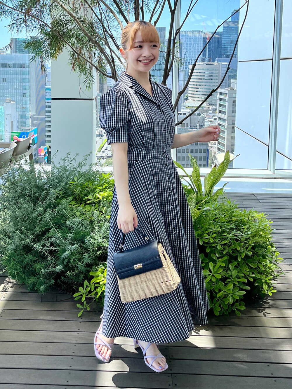 ブラック系のカーディガン/ボレロ、ブラック系のショルダーバッグ、ブラック系のサンダルを着用したレディースの夏コーディネートの5枚目の写真