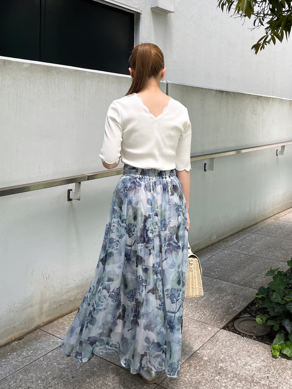 ホワイト系のTシャツ/カットソー、グレー系のスカート、グレー系のショルダーバッグを着用したレディースの夏コーディネートの3枚目の写真