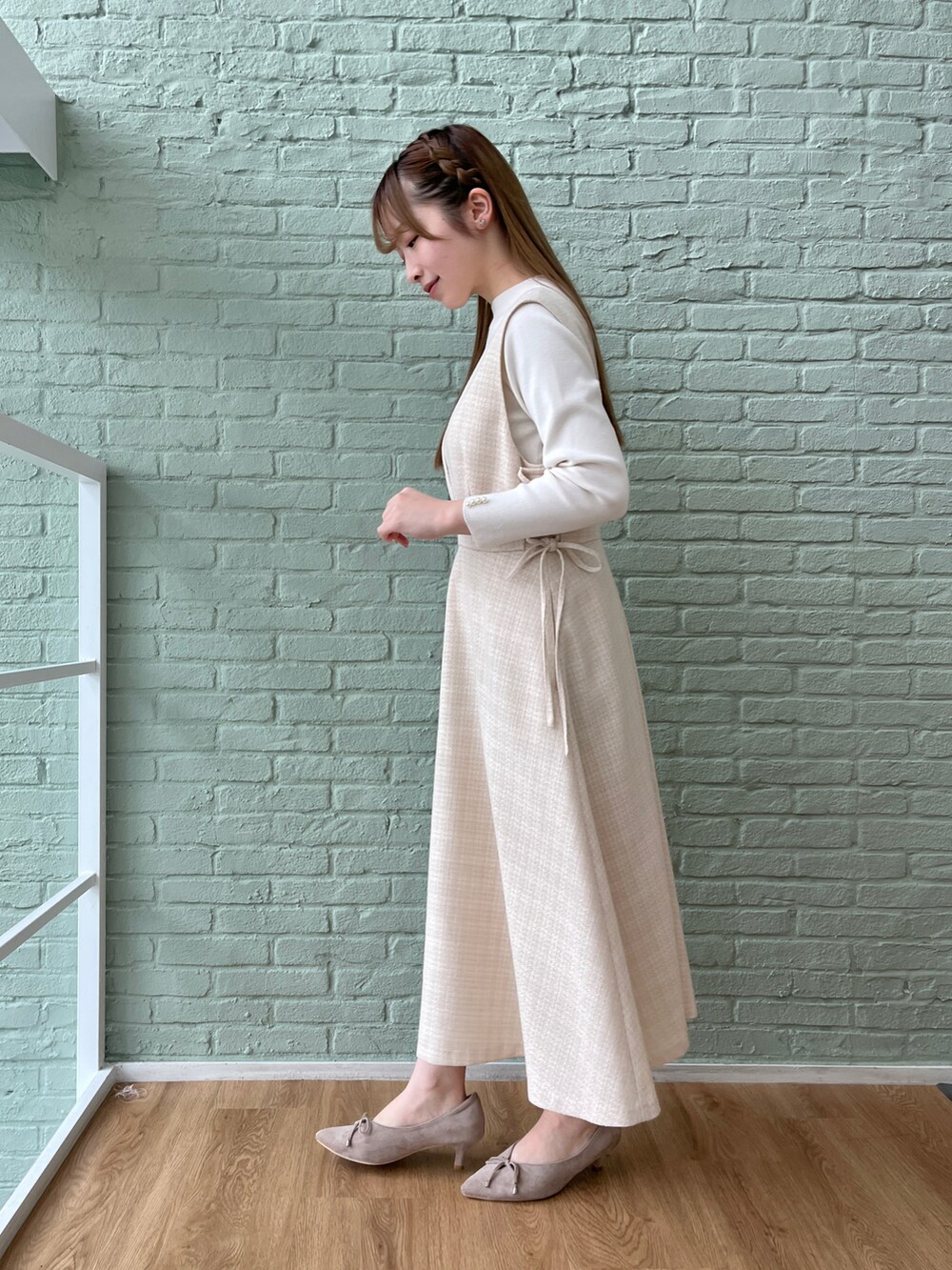 ベージュ系のワンピースを着用したレディースの春コーディネートの2枚目の写真