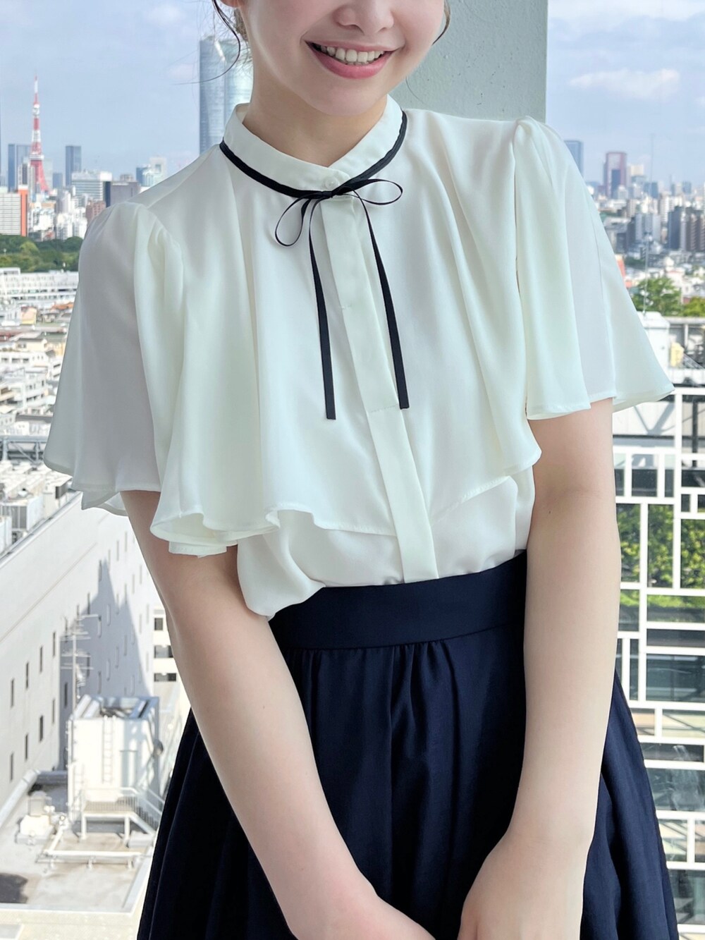 ホワイト系のシャツ/ブラウス、ブルー系のスカート、ブラック系のショルダーバッグを着用したレディースの夏コーディネートの4枚目の写真