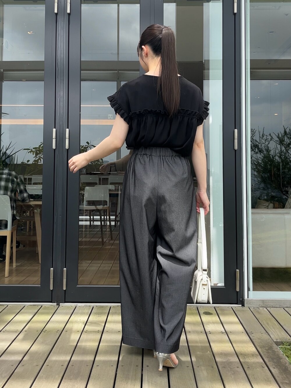 ブラック系のチュニック、ブラック系のその他パンツを着用したレディースの夏コーディネートの3枚目の写真