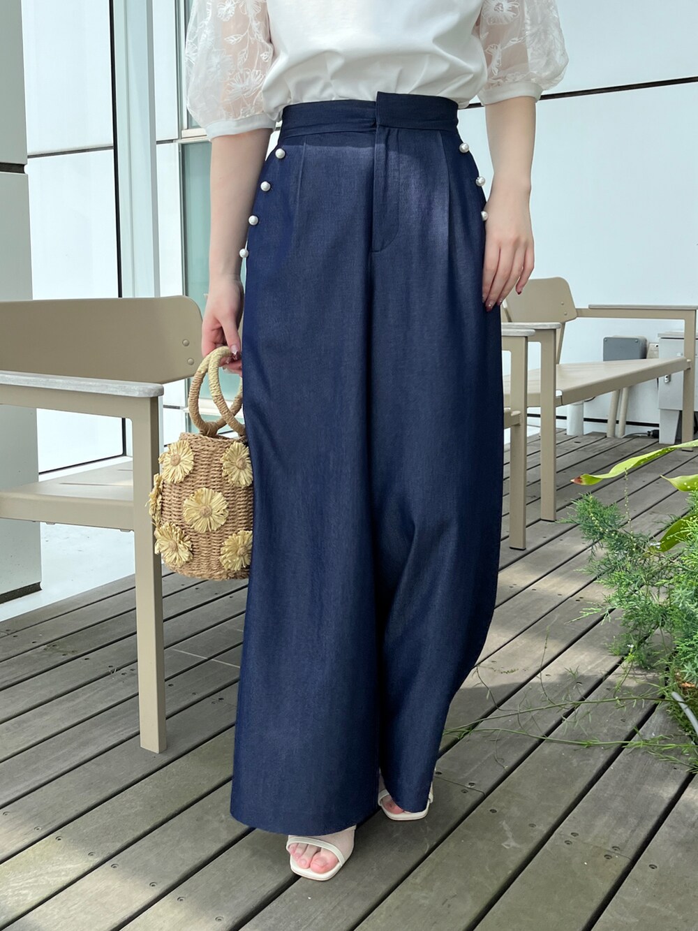 ブルー系のその他パンツ、ホワイト系のTシャツ/カットソーを着用したレディースの春コーディネートの4枚目の写真