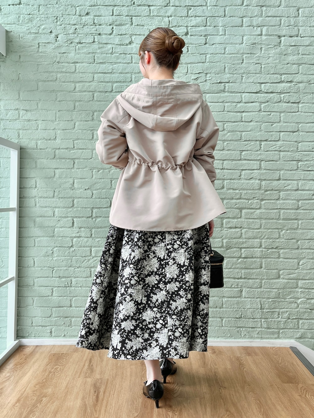 ホワイト系のTシャツ/カットソー、ブラック系のスカート、ピンク系のブルゾンを着用したレディースの秋コーディネートの3枚目の写真