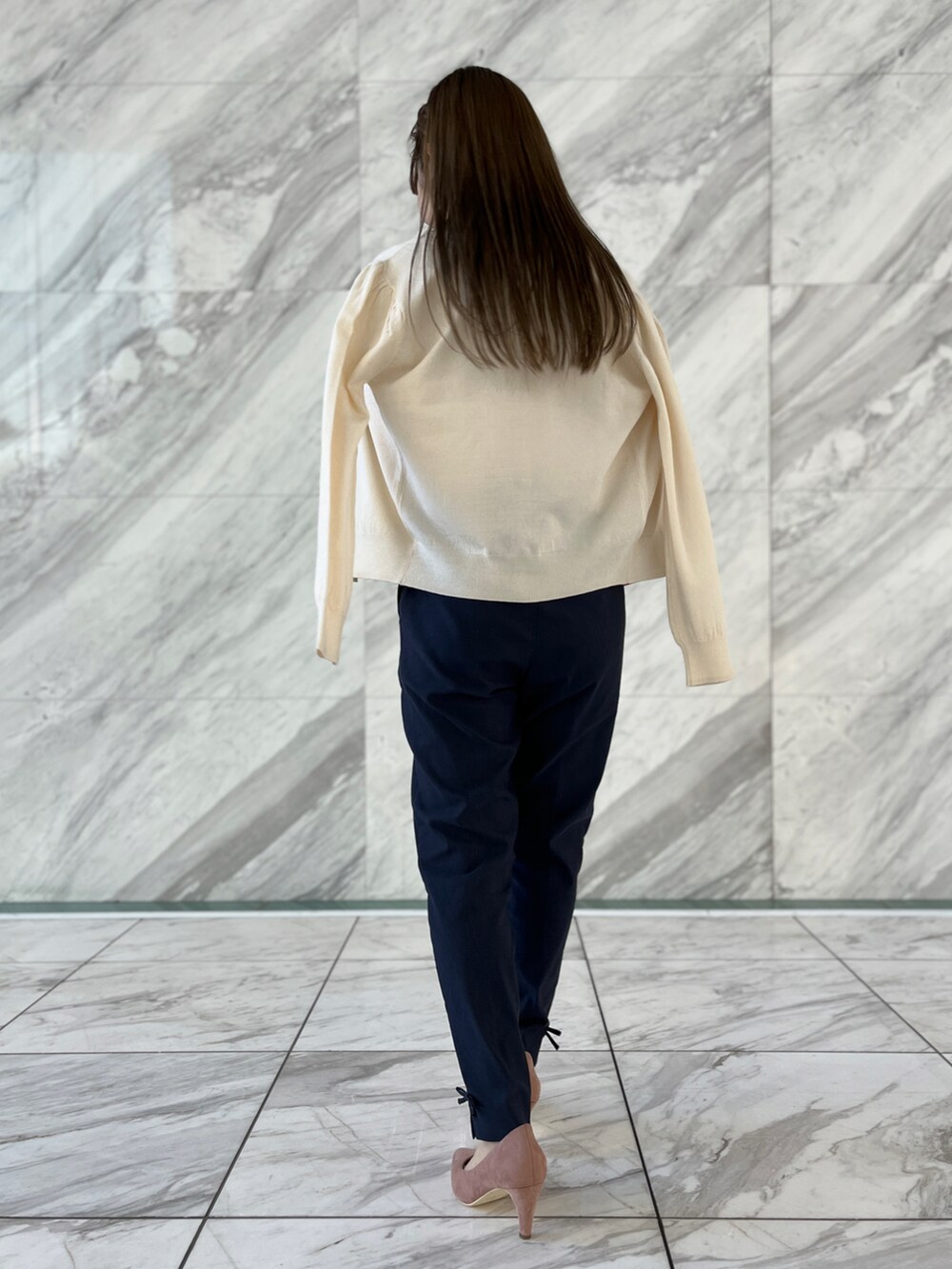 ホワイト系のシャツ/ブラウス、ブルー系のその他パンツ、ピンク系のパンプスを着用したレディースの冬コーディネートの3枚目の写真