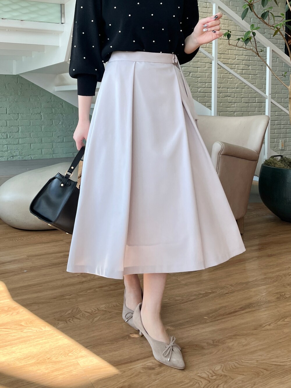 ブラック系のニット/セーターを着用したレディースの冬コーディネートの5枚目の写真