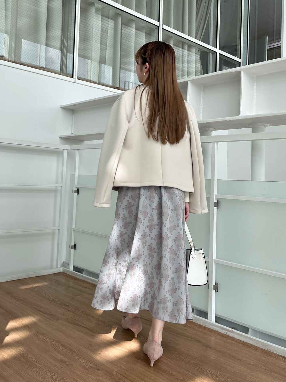 ホワイト系のノーカラージャケット、ホワイト系のTシャツ/カットソーを着用したレディースの春コーディネートの3枚目の写真