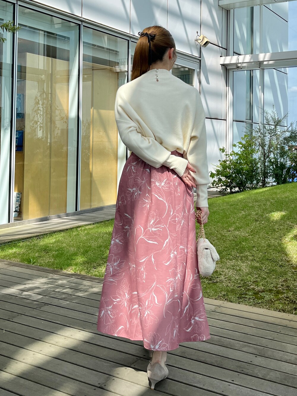 ピンク系のスカートを着用したレディースの秋コーディネートの3枚目の写真