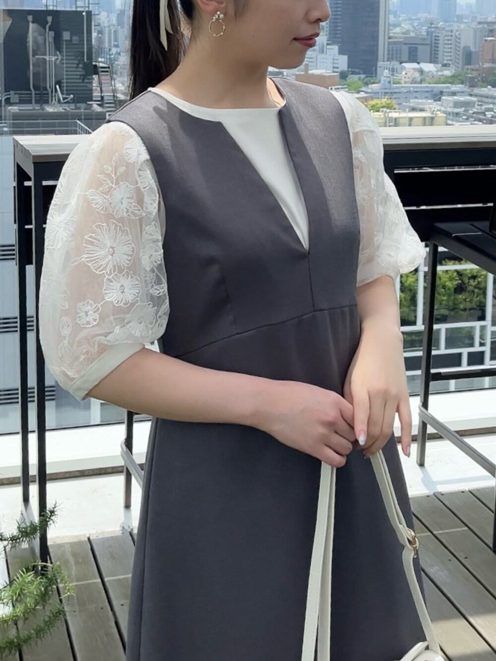 ホワイト系のTシャツ/カットソー、グレー系のワンピースを着用したレディースの春コーディネートの4枚目の写真