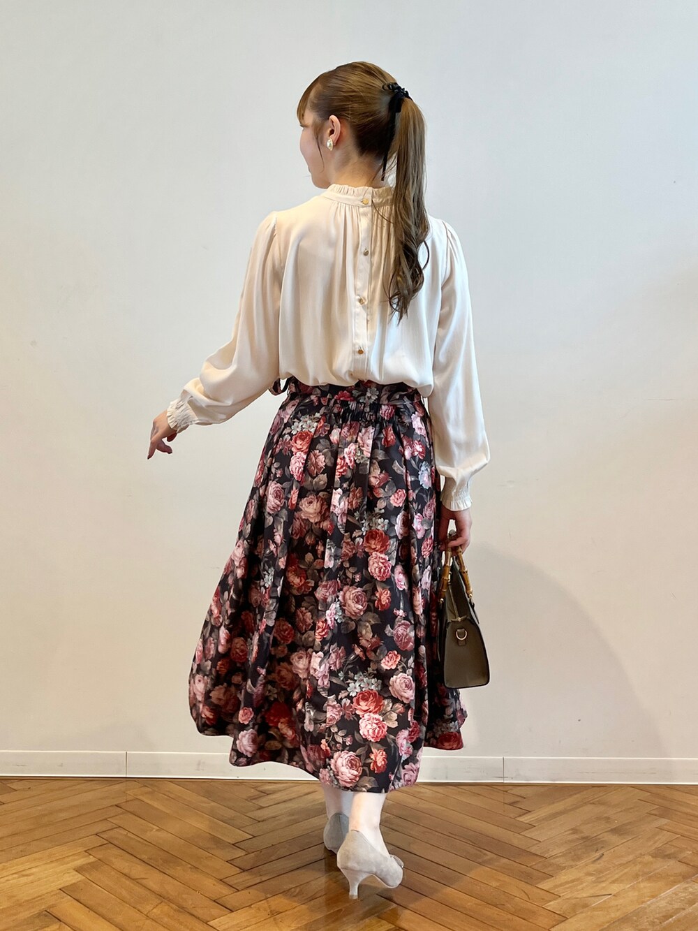 ホワイト系のシャツ/ブラウス、ブラウン系のスカートを着用したレディースの秋コーディネートの3枚目の写真