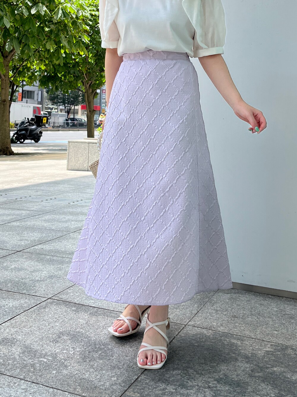 ホワイト系のTシャツ/カットソー、ベージュ系のハンドバッグ、ホワイト系のサンダルを着用したレディースの夏コーディネートの5枚目の写真