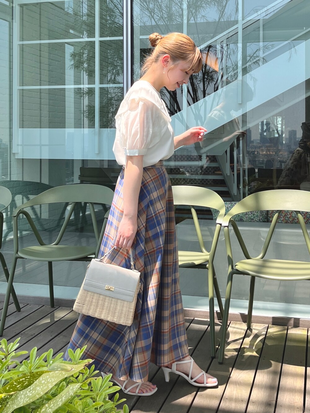 ホワイト系のTシャツ/カットソー、ブルー系のスカート、グレー系のショルダーバッグを着用したレディースの夏コーディネートの2枚目の写真