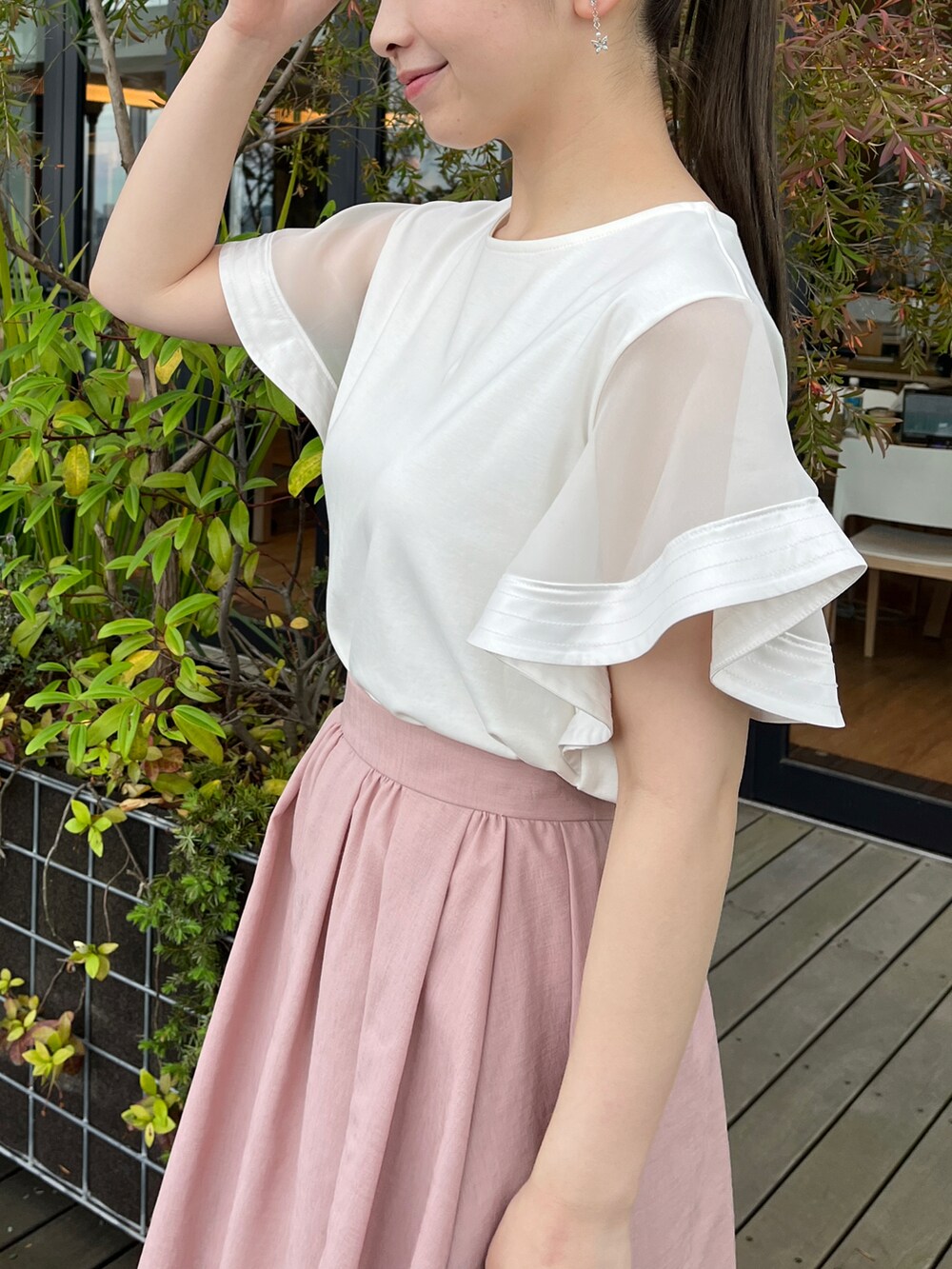 ホワイト系のTシャツ/カットソー、ピンク系のスカート、グレー系のショルダーバッグを着用したレディースの夏コーディネートの4枚目の写真