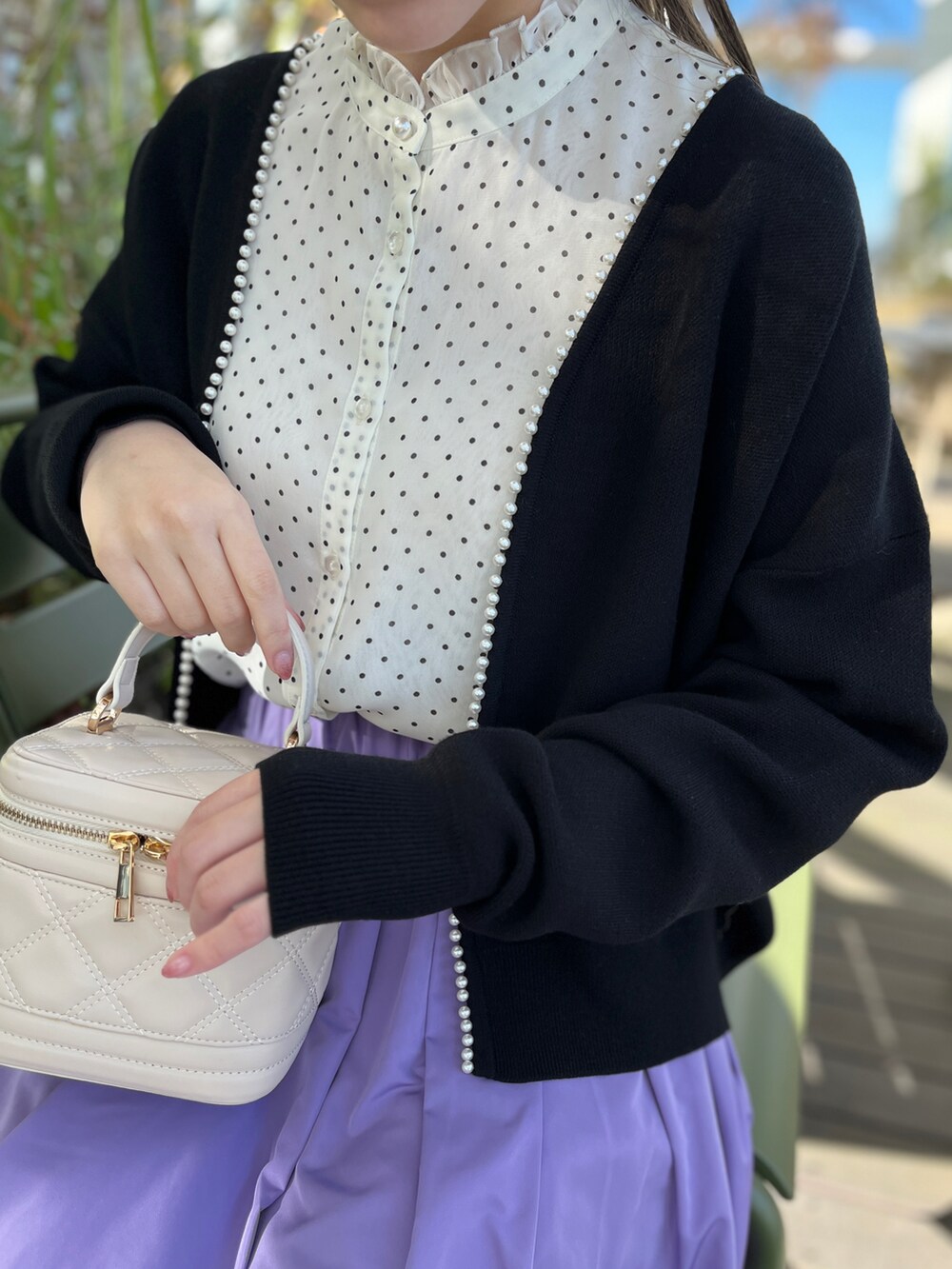 ホワイト系のシャツ/ブラウス、パープル系のスカート、ホワイト系のショルダーバッグを着用したレディースの冬コーディネートの4枚目の写真