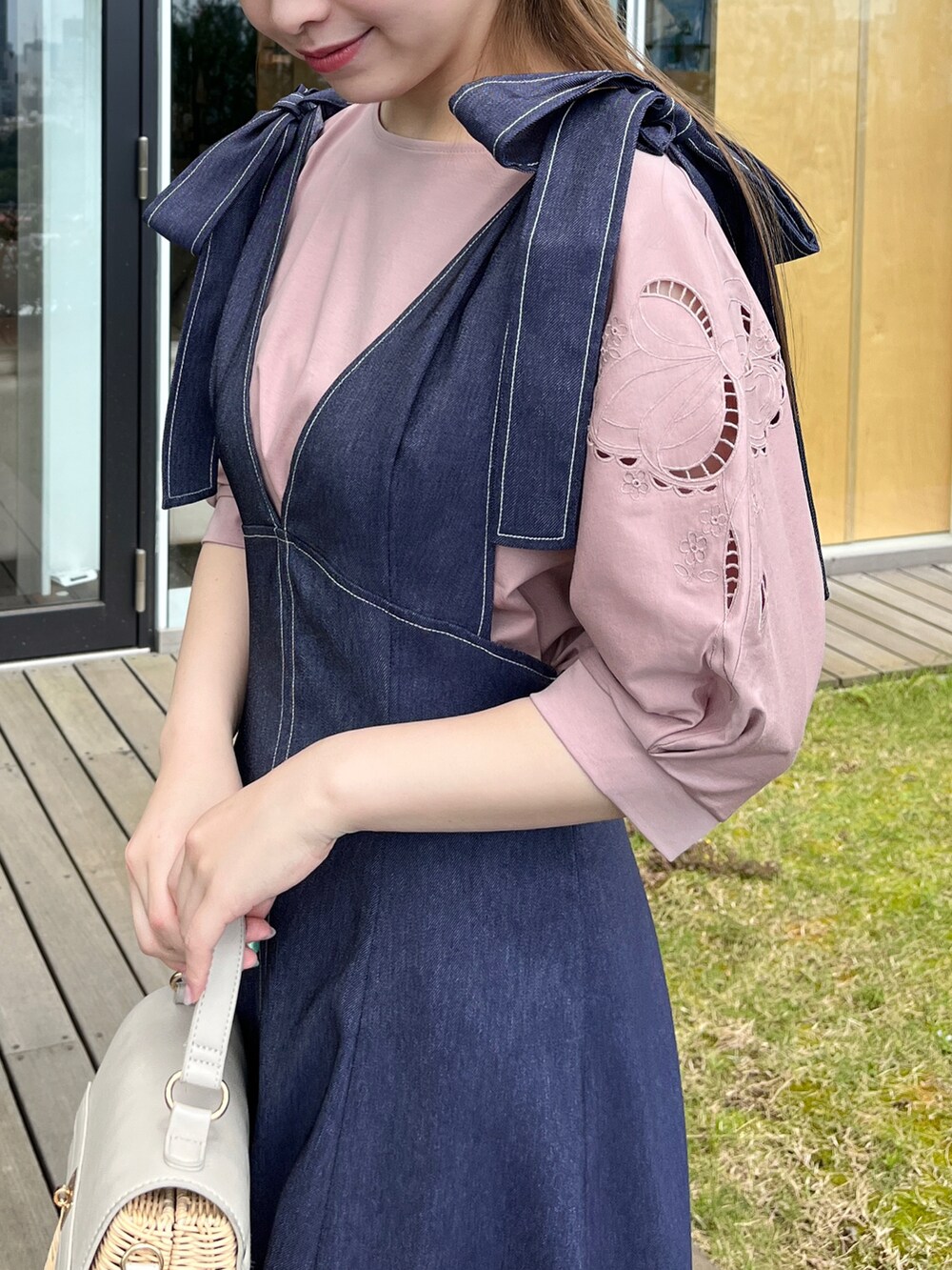 ブルー系のスカート、グレー系のショルダーバッグ、ホワイト系のサンダルを着用したレディースの夏コーディネートの4枚目の写真