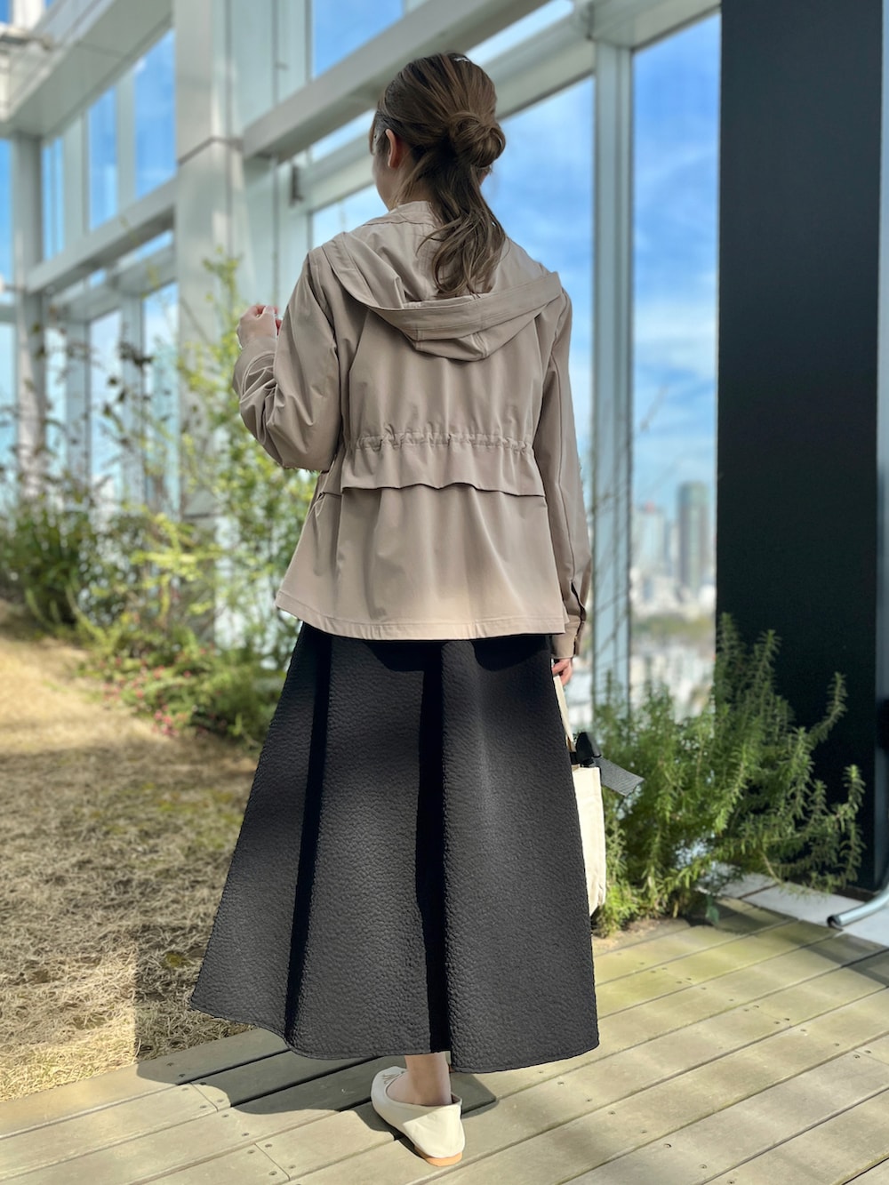 ブラック系のシャツ/ブラウス、ピンク系のブルゾン、ブラック系のスカートを着用したレディースの春コーディネートの3枚目の写真