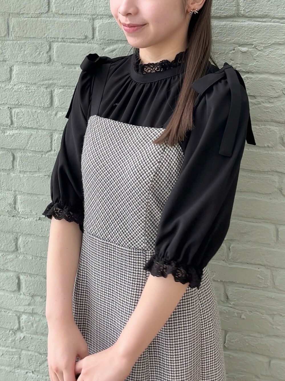 ブラック系のワンピース、ブラック系のシャツ/ブラウスを着用したレディースの夏コーディネートの4枚目の写真