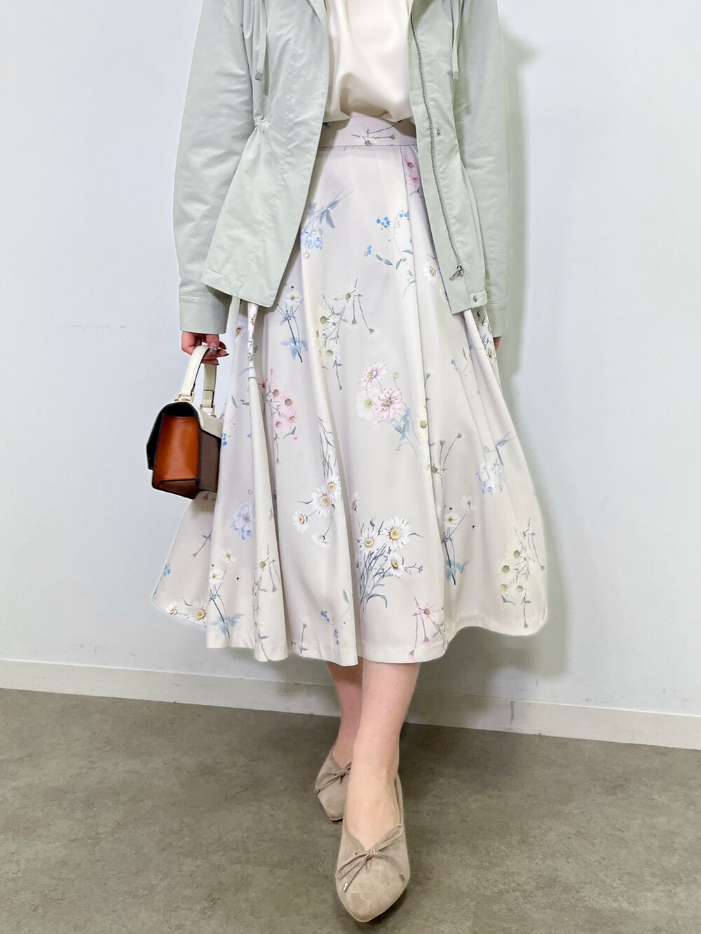 ホワイト系のシャツ/ブラウス、グリーン系のブルゾンを着用したレディースの冬コーディネートの5枚目の写真