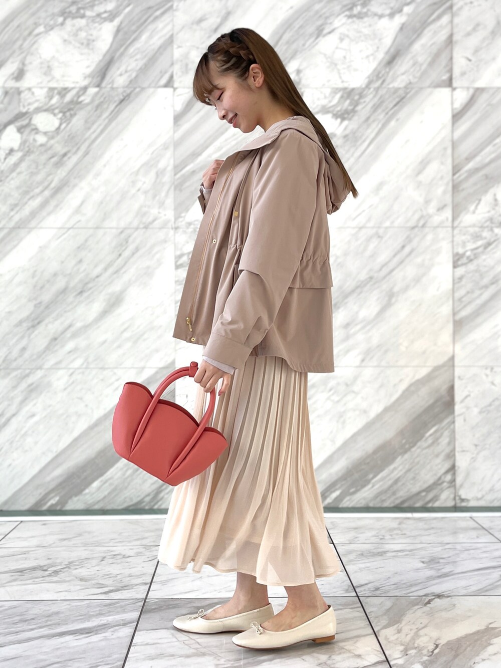 ピンク系のニット/セーター、ピンク系のブルゾン、ホワイト系のスカートを着用したレディースの冬コーディネートの2枚目の写真