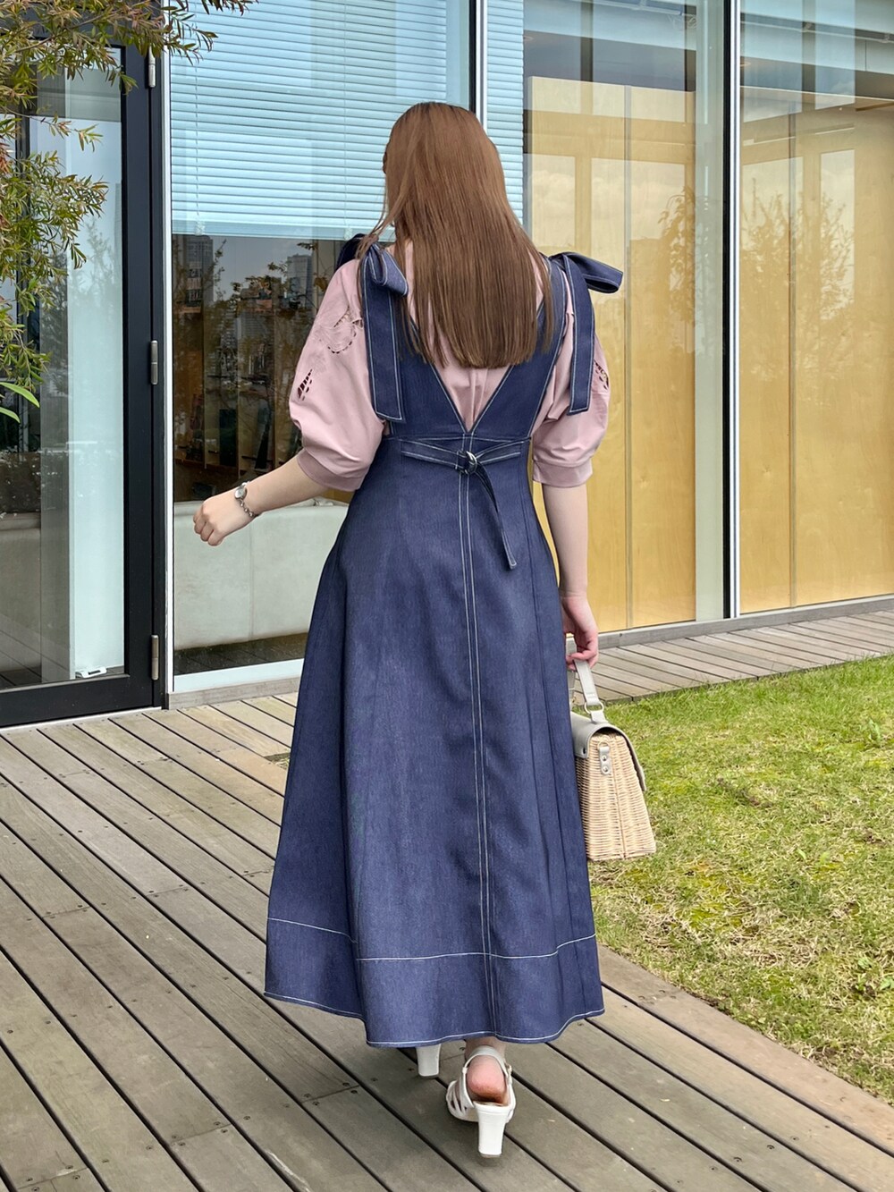 ブルー系のスカート、グレー系のショルダーバッグ、ホワイト系のサンダルを着用したレディースの夏コーディネートの3枚目の写真