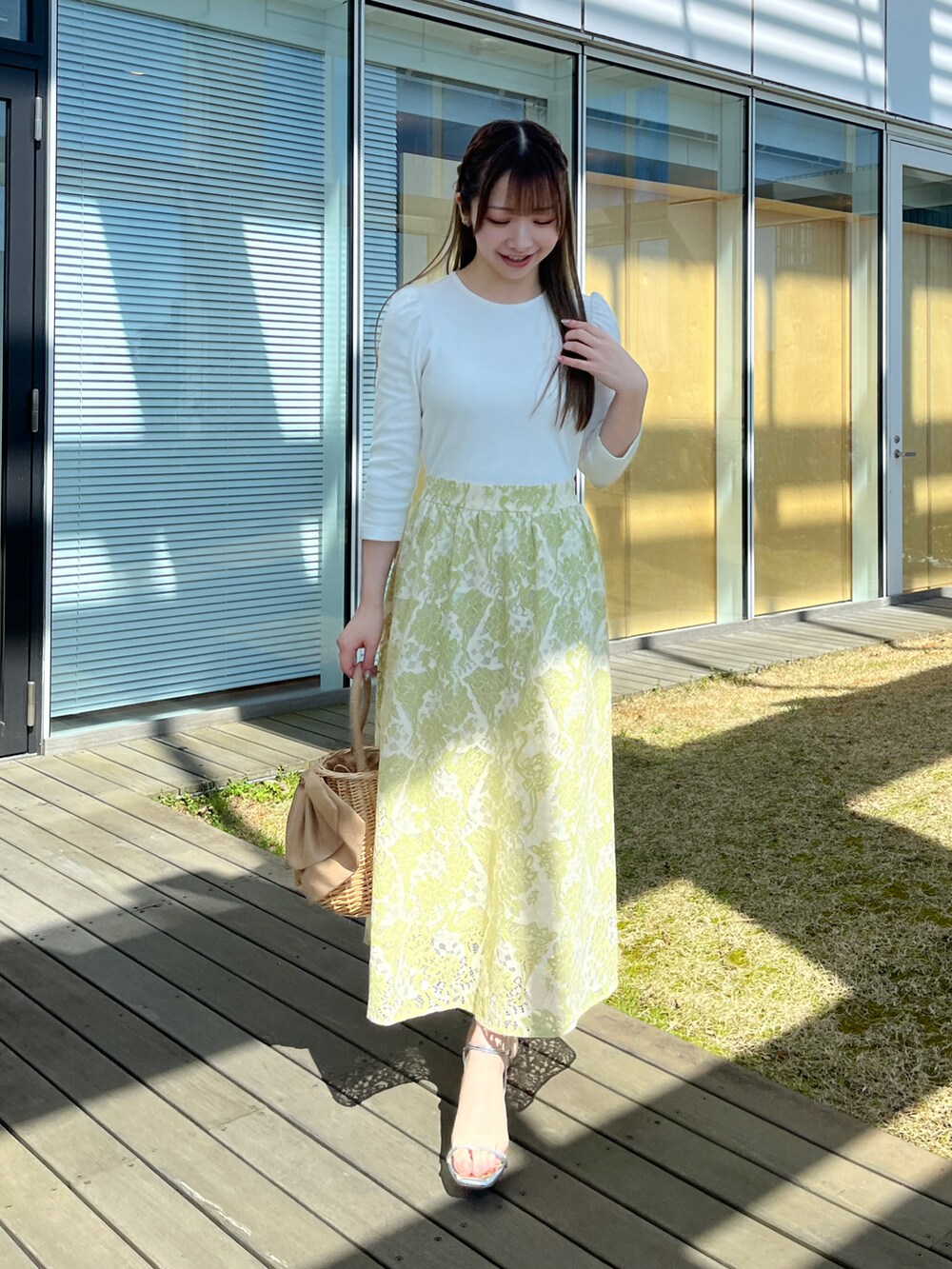 グレー系のトレンチコート、ホワイト系のワンピースを着用したレディースの春コーディネートの5枚目の写真