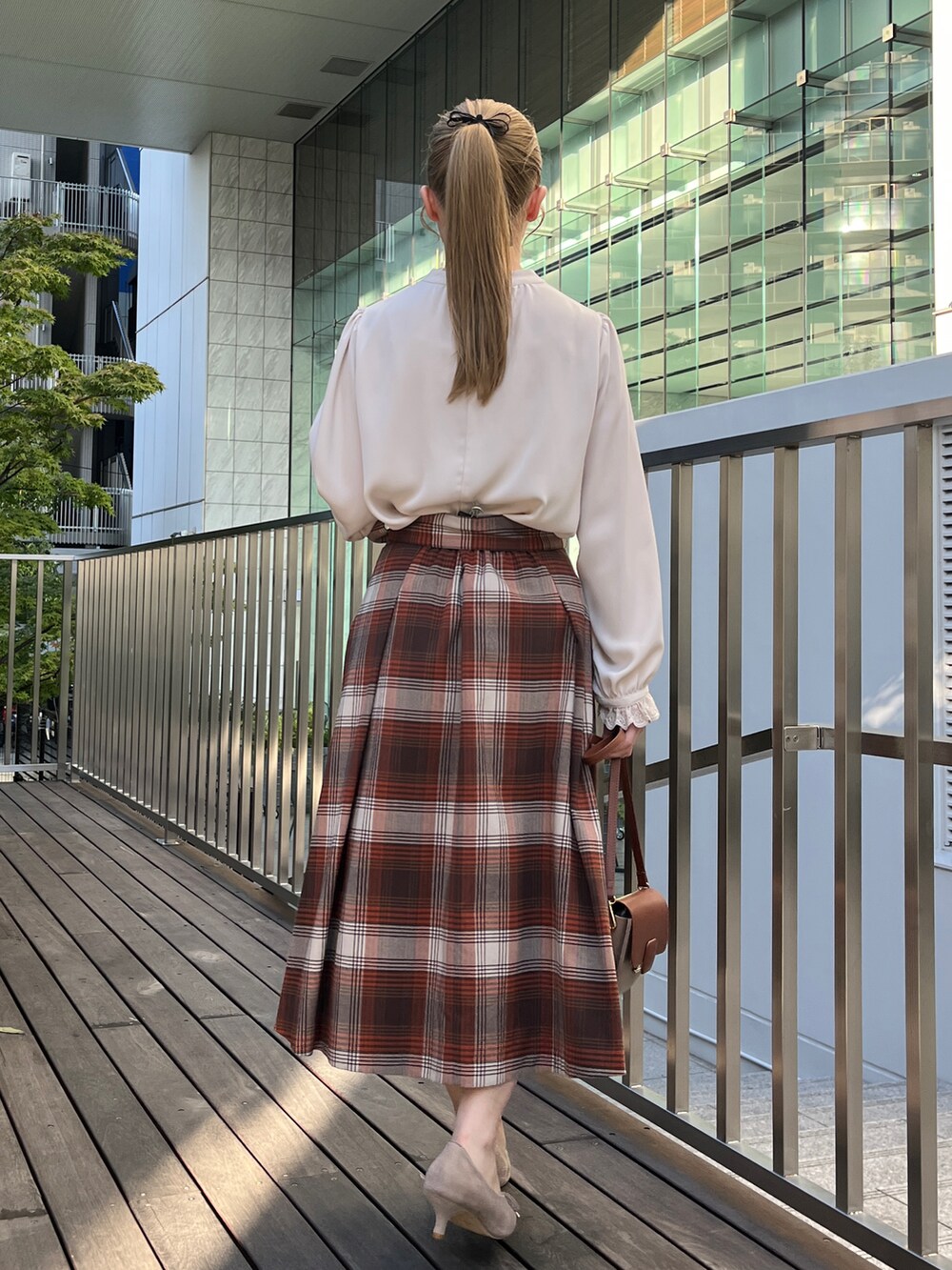 ホワイト系のシャツ/ブラウス、ブラウン系のスカートを着用したレディースの秋コーディネートの3枚目の写真